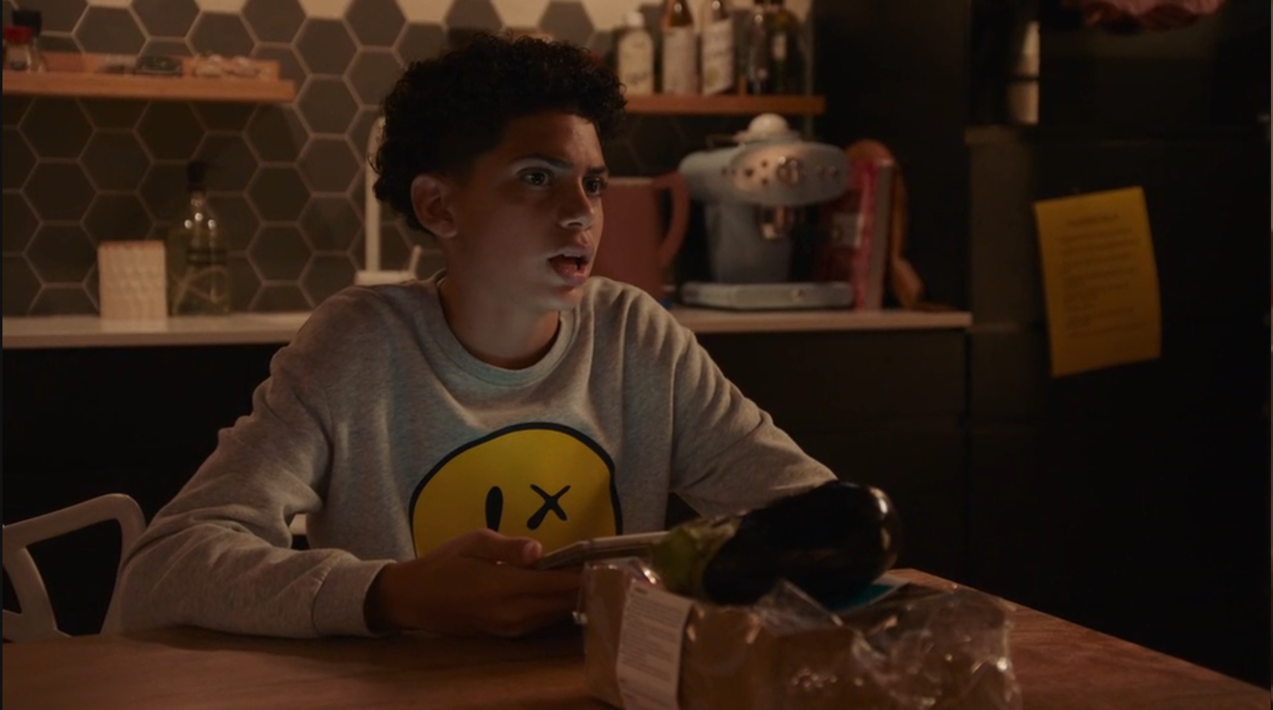 Manu moet de keuken in